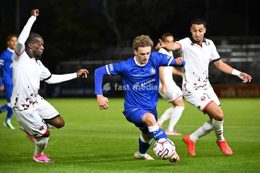 Seraing's Fostave Mabani; Jong Gent's Gilles De Meyer and Seraing's Amine Messoussa fight for the ball during a soccer match between Jong KAA Gent and FCV Rfc Seraing, Sunday 11 October 2026 in Gent, on day 7 of the 2026-2027 'Challenger Pro League' second highest division of the Belgian…