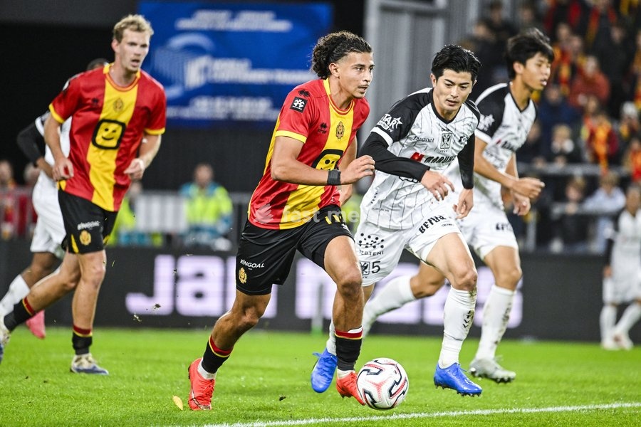 Mechelen's Marco Decherf and STVV's Shogo Taniguchi pictured in action during a soccer match between KV Mechelen and Sint-Truiden VV, Sunday 11 October 2026 in Mechelen, on day 8 of the 2026-2027 'Jupiler Pro League' first division of the Belgian championship