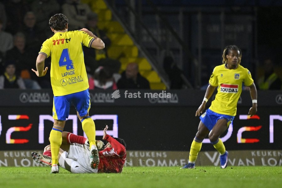 Antwerp's Mauricio Benitez and Westerlo's Amando Lapage fight for the ball during a soccer match between KVC Westerlo and Royal Antwerp FC, Sunday 11 October 2026 in Westerlo, on day 8 of the 2026-2027 'Jupiler Pro League' first division of the Belgian championship