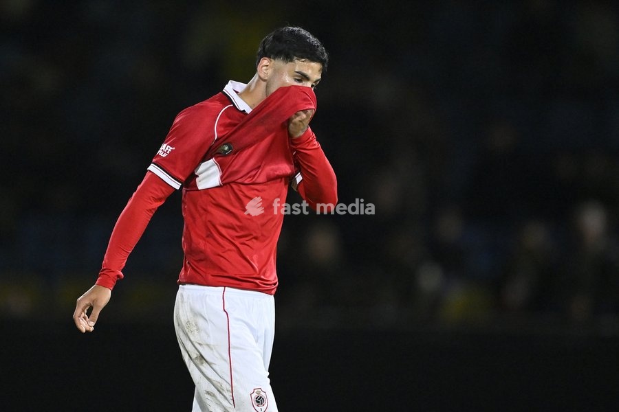 Antwerp's Mauricio Benitez receives a red card from the referee during a soccer match between KVC Westerlo and Royal Antwerp FC, Sunday 11 October 2026 in Westerlo, on day 8 of the 2026-2027 'Jupiler Pro League' first division of the Belgian championship