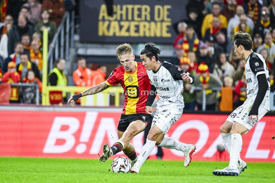 Mechelen's Fredrik Hammar and STVV's Ryotaro Araki pictured in action during a soccer match between KV Mechelen and Sint-Truiden VV, Sunday 11 October 2026 in Mechelen, on day 8 of the 2026-2027 'Jupiler Pro League' first division of the Belgian championship