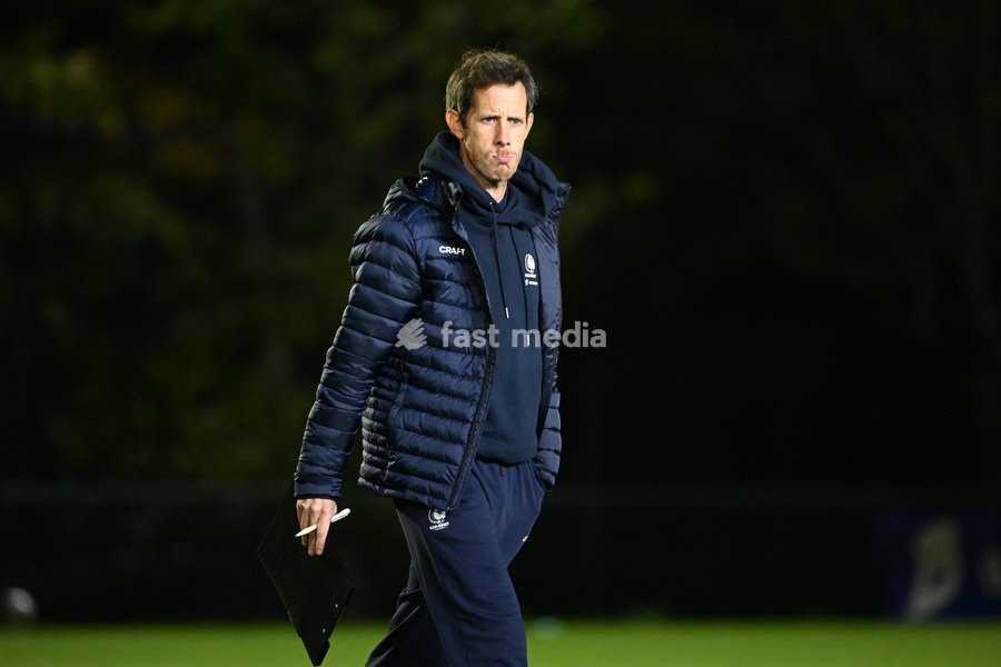 Jong Gent's head coach Thomas Matton is pictured during a soccer match between Jong KAA Gent and FCV Rfc Seraing, Sunday 11 October 2026 in Gent, on day 7 of the 2026-2027 'Challenger Pro League' second highest division of the Belgian championship