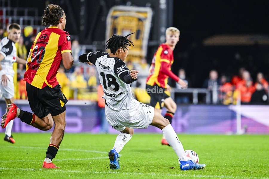Mechelen's Marco Decherf and STVV's Nelson Ishiwatari pictured in action during a soccer match between KV Mechelen and Sint-Truiden VV, Sunday 11 October 2026 in Mechelen, on day 8 of the 2026-2027 'Jupiler Pro League' first division of the Belgian championship