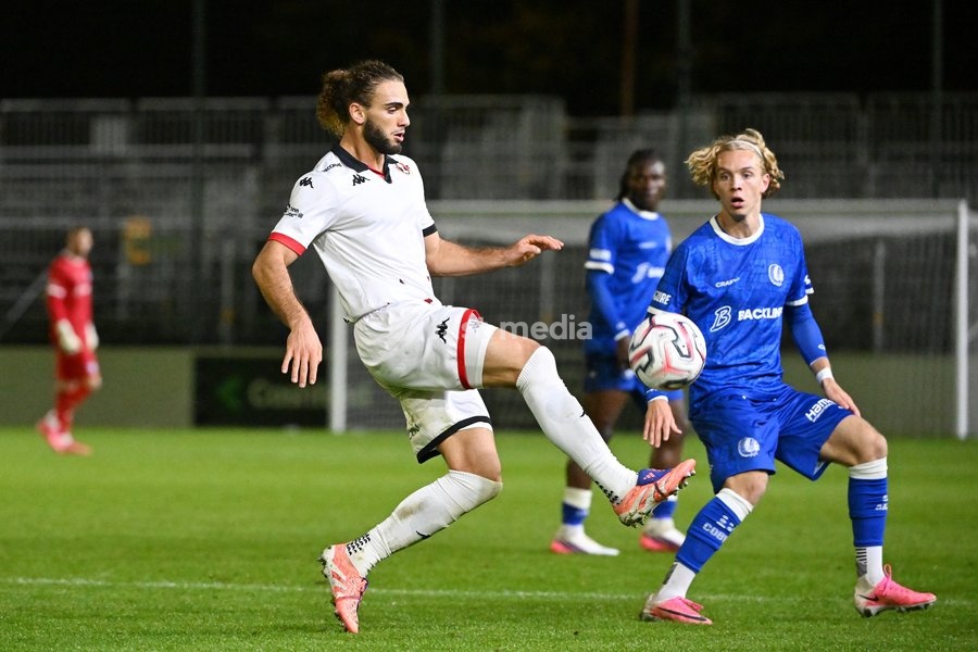 Seraing's Matteo Scarpinati and Jong Gent's Gyano Vanderdonck fight for the ball during a soccer match between Jong KAA Gent and FCV Rfc Seraing, Sunday 11 October 2026 in Gent, on day 7 of the 2026-2027 'Challenger Pro League' second highest division of the Belgian championship