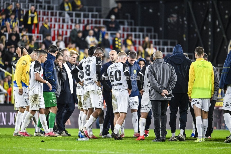 STVV's head coach Frederic De Meyer looks dejected after losing a soccer match between KV Mechelen and Sint-Truiden VV, Sunday 11 October 2026 in Mechelen, on day 8 of the 2026-2027 'Jupiler Pro League' first division of the Belgian championship