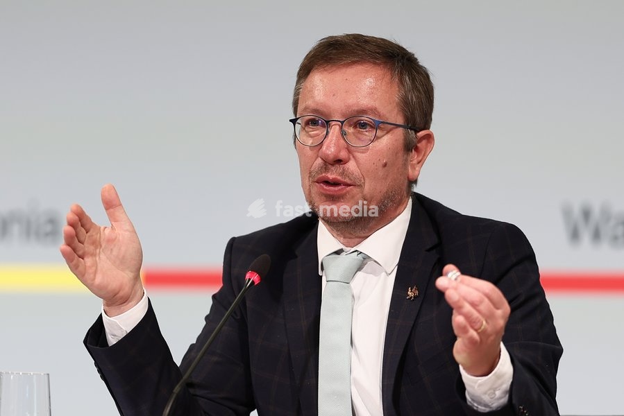 Vice-President and Walloon Minister in charge of Regional Planning, Public Works, Mobility, Road Safety and Local Authorities Francois Desquesnes pictured during a press conference of the Walloon Government on the budget 2027, Monday 12 October 2026 ,in Jambes, Namur