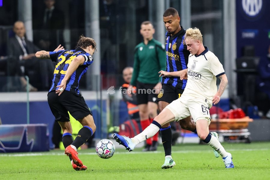 Inter's Andy Diouf and Club's Joaquin Seys fight for the ball during a soccer game between Italian Inter Milan and Belgian Club Brugge KV, Tuesday 13 October 2026 in Milan, Italy, on day 2 of the UEFA Champions League league phase