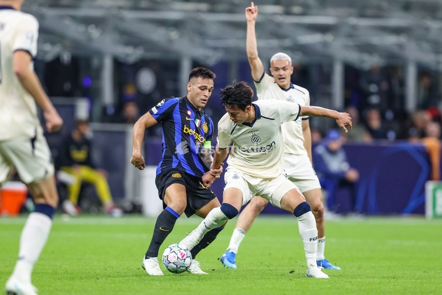 Inter's Lautaro Martinez and Club's Lee Hanbeom fight for the ball during a soccer game between Italian Inter Milan and Belgian Club Brugge KV, Tuesday 13 October 2026 in Milan, Italy, on day 2 of the UEFA Champions League league phase