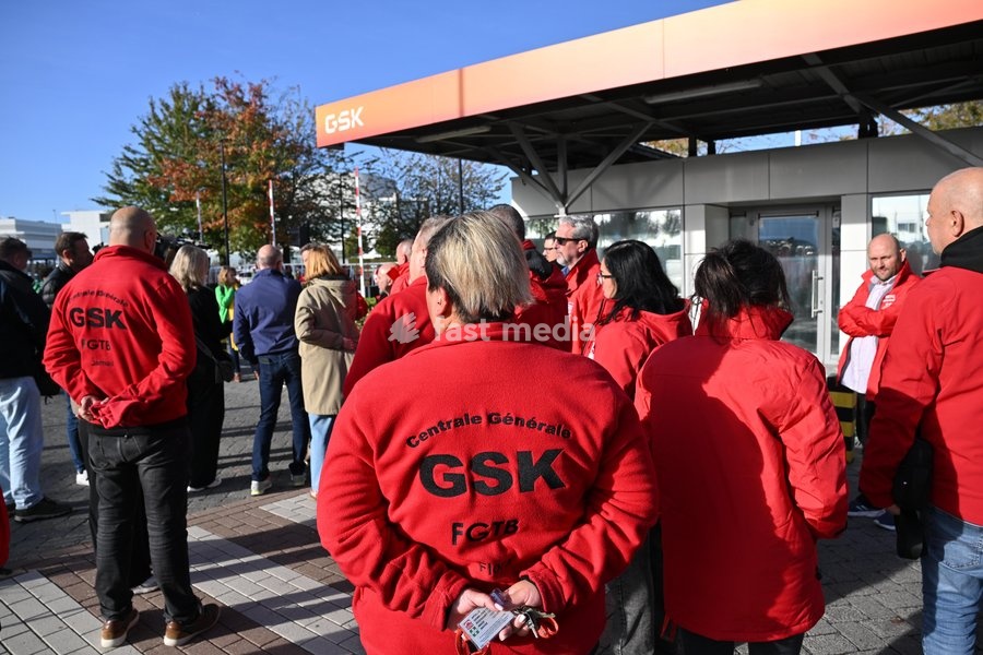 Unions pictured outside during an extraordinary works council at GSK Vaccine site in Wavre, on Wednesday 14 October 2026. The British pharmaceutical company GSK is one of the major employers in Wallonia, with sites in Wavre and Rixensart in Walloon Brabant, and Gembloux in Namur. 8,500 people work…