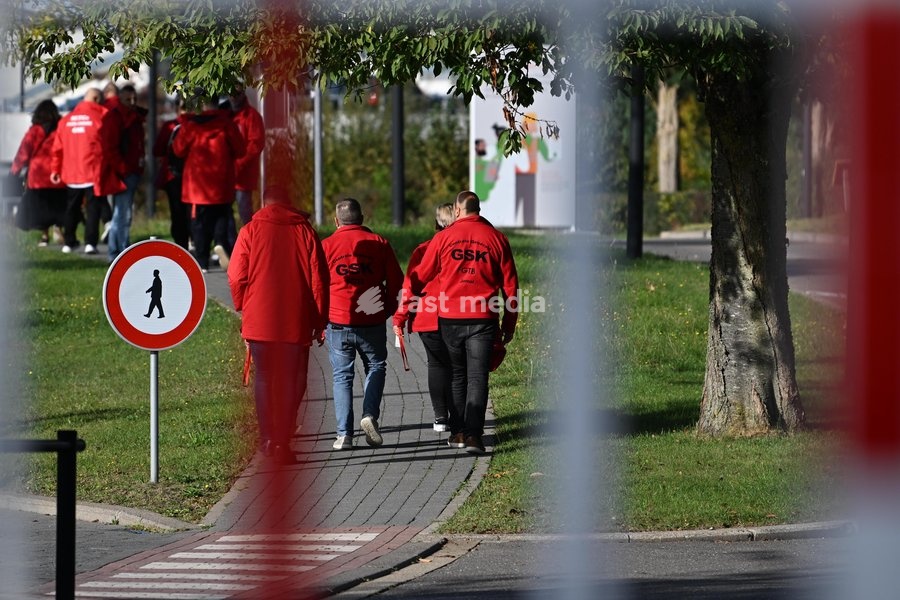 Unions pictured outside during an GSK Belgium extraordinary works council in GSK Vaccine site in Wavre, on Wednesday 14 October 2026. The British pharmaceutical company GSK is one of the major employers in Wallonia, with sites in Wavre and Rixensart in Walloon Brabant, and Gembloux in Namur. 8,500…