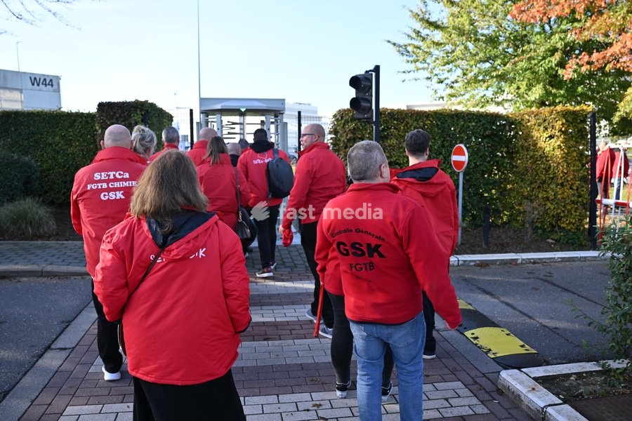 Unions pictured outside during an GSK Belgium extraordinary works council in GSK Vaccine site in Wavre, on Wednesday 14 October 2026. The British pharmaceutical company GSK is one of the major employers in Wallonia, with sites in Wavre and Rixensart in Walloon Brabant, and Gembloux in Namur. 8,500…