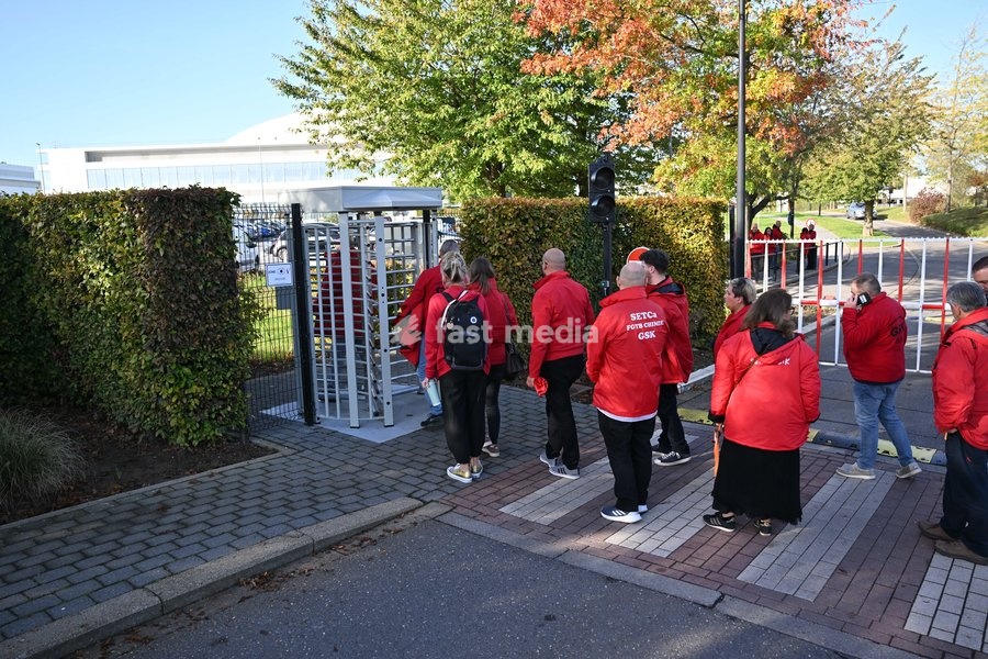Unions pictured outside during an GSK Belgium extraordinary works council in GSK Vaccine site in Wavre, on Wednesday 14 October 2026. The British pharmaceutical company GSK is one of the major employers in Wallonia, with sites in Wavre and Rixensart in Walloon Brabant, and Gembloux in Namur. 8,500…
