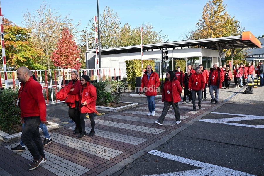 Unions pictured outside during an GSK Belgium extraordinary works council in GSK Vaccine site in Wavre, on Wednesday 14 October 2026. The British pharmaceutical company GSK is one of the major employers in Wallonia, with sites in Wavre and Rixensart in Walloon Brabant, and Gembloux in Namur. 8,500…