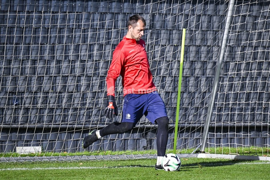 Gent's goalkeeper Davy Roef pictured in action during a training session of Belgian soccer team KAA Gent, Wednesday 14 October 2026 in Gent. The team is preparing for the opening match of the UEFA Conference League league phase against Danish Aarhus GF tomorrow