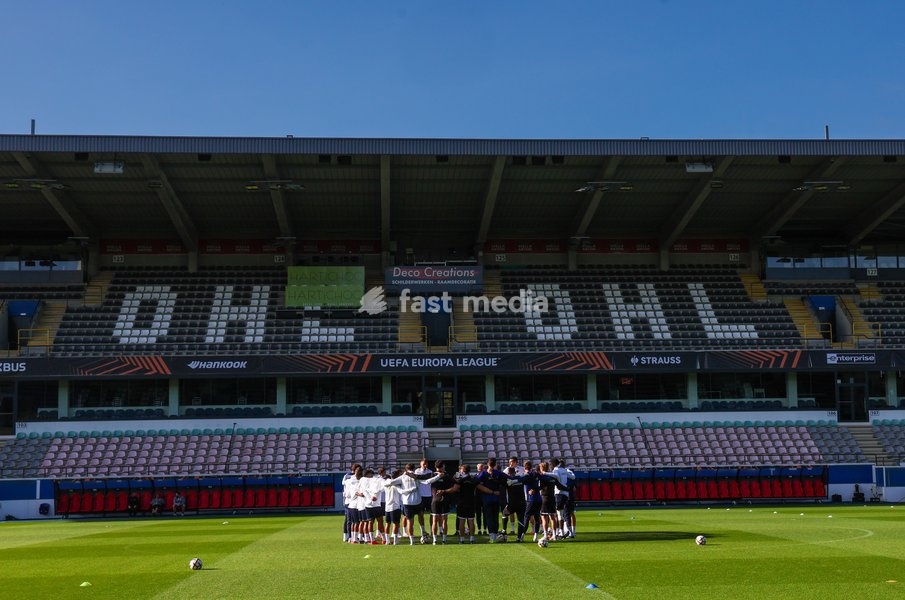 Union's head coach David Hubert talks to his players during a training session of Belgian soccer team Royale Union Saint-Gilloise, Wednesday 14 October 2026 in Leuven. The team is preparing for the 2nd match of the UEFA Europa League league phase against Spanish Real Sociedad tomorrow