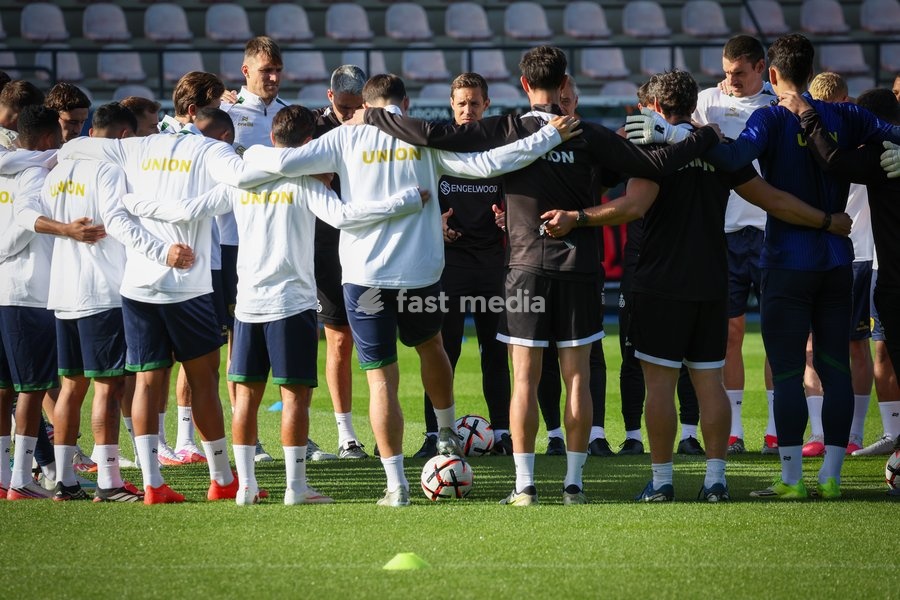 Union's head coach David Hubert talks to his players during a training session of Belgian soccer team Royale Union Saint-Gilloise, Wednesday 14 October 2026 in Leuven. The team is preparing for the 2nd match of the UEFA Europa League league phase against Spanish Real Sociedad tomorrow
