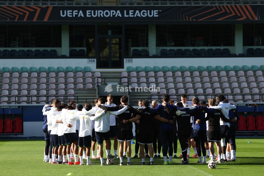Union's head coach David Hubert talks to his players during a training session of Belgian soccer team Royale Union Saint-Gilloise, Wednesday 14 October 2026 in Leuven. The team is preparing for the 2nd match of the UEFA Europa League league phase against Spanish Real Sociedad tomorrow