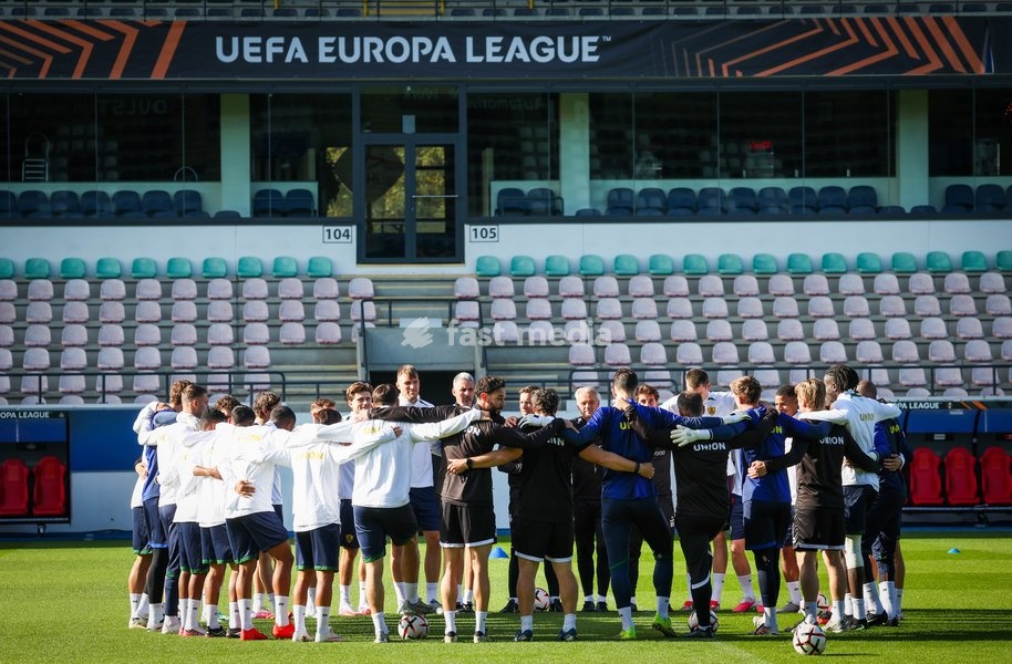 Union's head coach David Hubert talks to his players during a training session of Belgian soccer team Royale Union Saint-Gilloise, Wednesday 14 October 2026 in Leuven. The team is preparing for the 2nd match of the UEFA Europa League league phase against Spanish Real Sociedad tomorrow