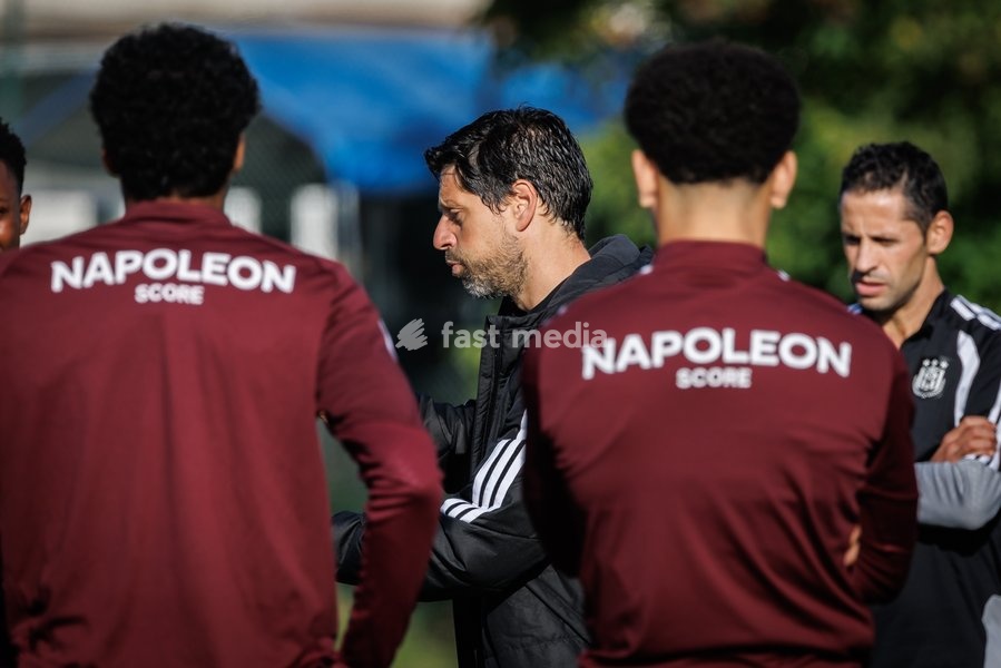 Anderlecht's head coach Vitor Bruno pictured during a training session of Belgian soccer team RSC Anderlecht, Wednesday 14 October 2026 in Brussels. The team is preparing for the second match of the UEFA Europa League league phase against Croatian GNK Dinamo Zagreb tomorrow
