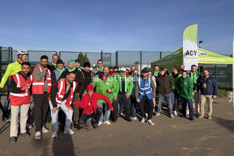 Personnel organizes a strike in front of the 127bis repatriation centre in Steenokkerzeel, on Wednesday 14 October 2026. Employees at several closed centers have gone on strike in protest against the lack of measures to address, among other things, the increasing aggression against staff