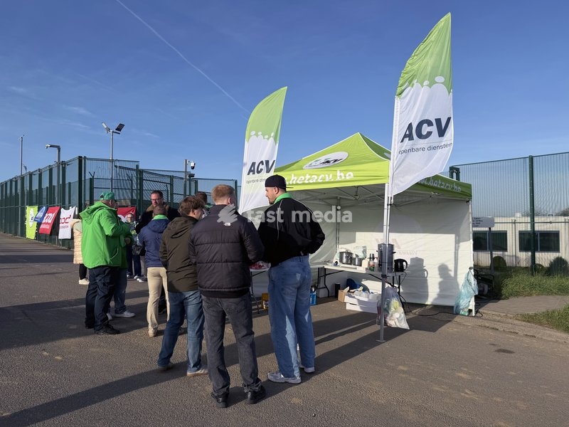 Personnel organizes a strike in front of the 127bis repatriation centre in Steenokkerzeel, on Wednesday 14 October 2026. Employees at several closed centers have gone on strike in protest against the lack of measures to address, among other things, the increasing aggression against staff