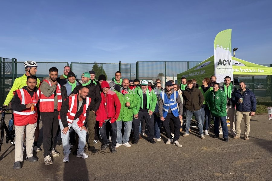Personnel organizes a strike in front of the 127bis repatriation centre in Steenokkerzeel, on Wednesday 14 October 2026. Employees at several closed centers have gone on strike in protest against the lack of measures to address, among other things, the increasing aggression against staff