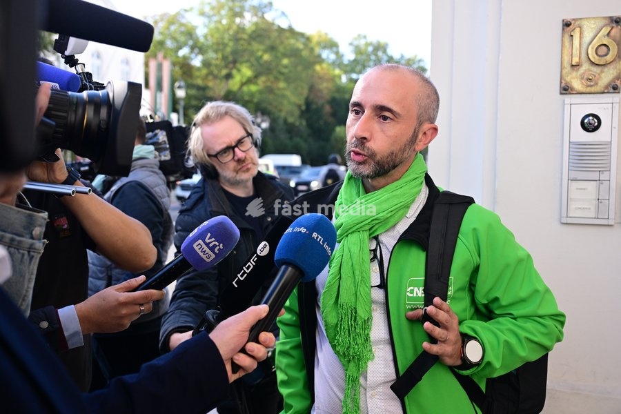 Union representative Michel Barbuto pictured talking to the press before a meeting between workers of the GSK vaccine manufacturer and the Belgian governments, after it was announced GSK will cut up the 1200 jobs, Wednesday 14 October 2026 in Brussels. The British pharmaceutical company GSK is one…
