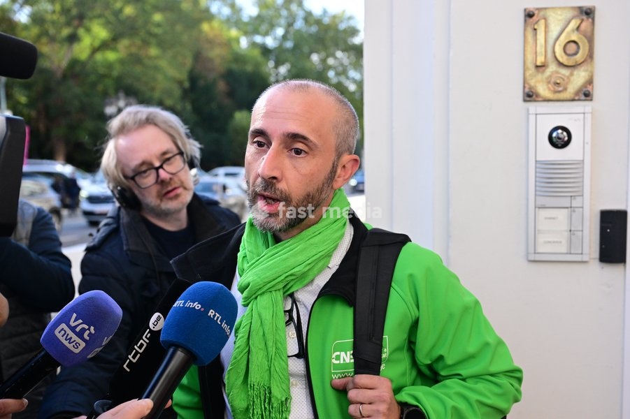 Union representative Michel Barbuto pictured talking to the press before a meeting between workers of the GSK vaccine manufacturer and the Belgian governments, after it was announced GSK will cut up the 1200 jobs, Wednesday 14 October 2026 in Brussels. The British pharmaceutical company GSK is one…