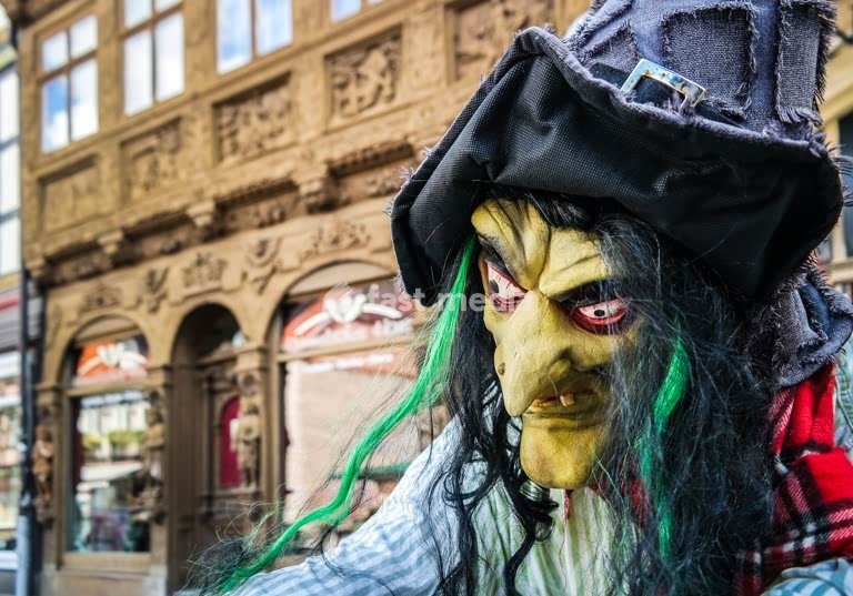 Hexenkostüm in Wernigerode. Im Harz treffen sich zur Walpurgisfeier der Überlieferung zufolge am 30. April Hexen und Teufel am Brocken (Blocksberg).