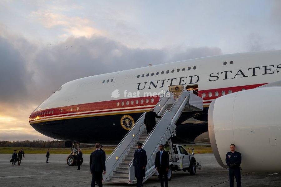 Trump boards Air Force One