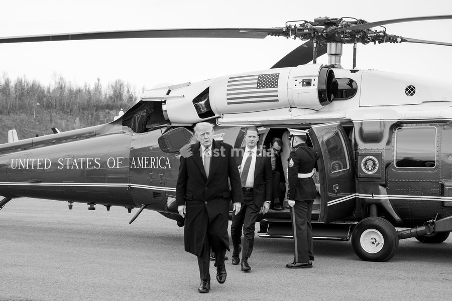 Trump disembarks Marine Force One
