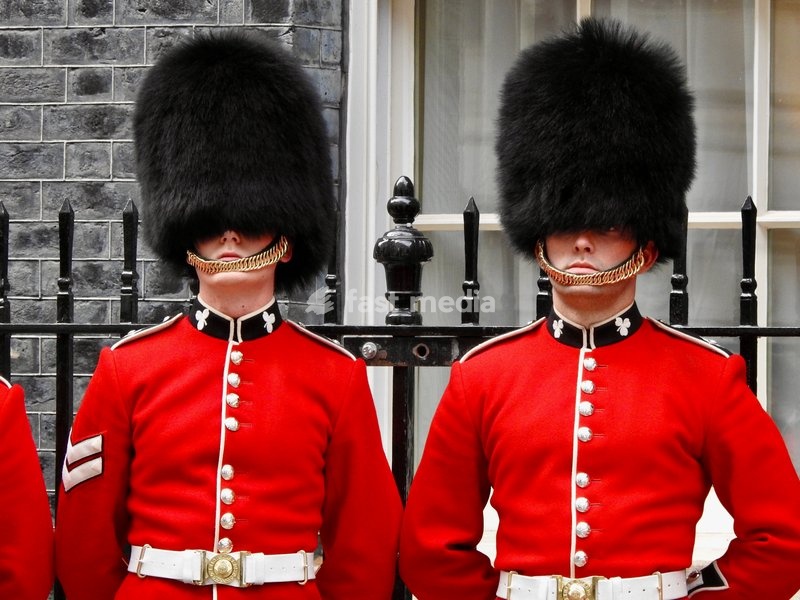London, UK. 14 October 2026. Two soldiers from the Irish Guards wearing scarlet tunics and bearskin caps stand on ceremonial duty outside 10 Downing Street as Ukrainian President Volodymyr Zelenskyy visits British Prime Minister Andy Burnham for talks on British military support for Ukraine