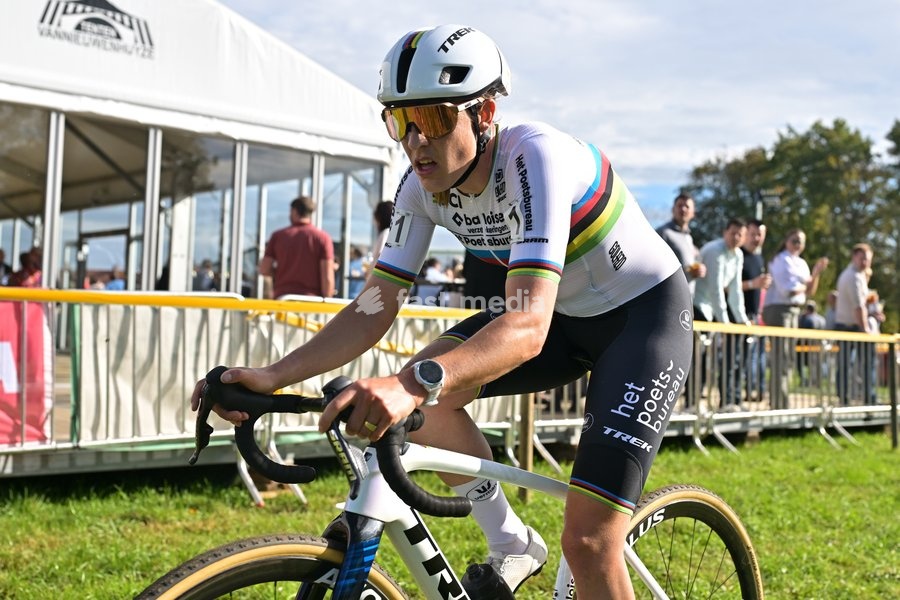 Netherlands' Lucinda Brand pictured in action during the women elite race of the 'Kermiscross' cyclocross cycling event, on Thursday 15 October 2026, in Ardooie