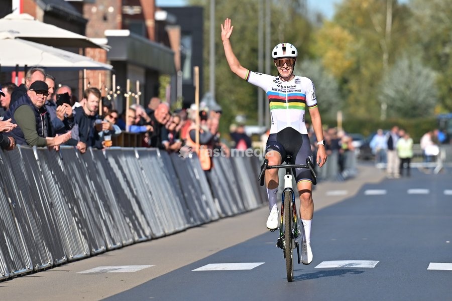Netherlands' Lucinda Brand celebrates after winning the women elite race of the 'Kermiscross' cyclocross cycling event, on Thursday 15 October 2026, in Ardooie