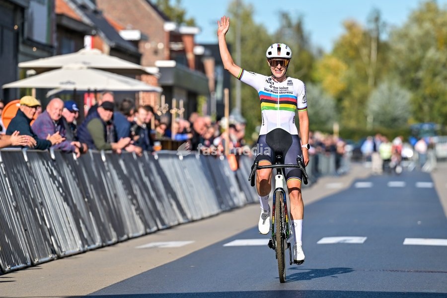 Netherlands' Lucinda Brand celebrates after winning the women elite race of the 'Kermiscross' cyclocross cycling event, on Thursday 15 October 2026, in Ardooie