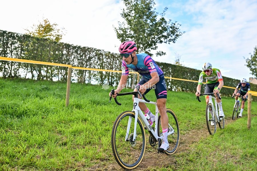 Belgian Lander Loockx is pictured in action during the men elite race of the 'Kermiscross' cyclocross cycling event, on Thursday 15 October 2026, in Ardooie