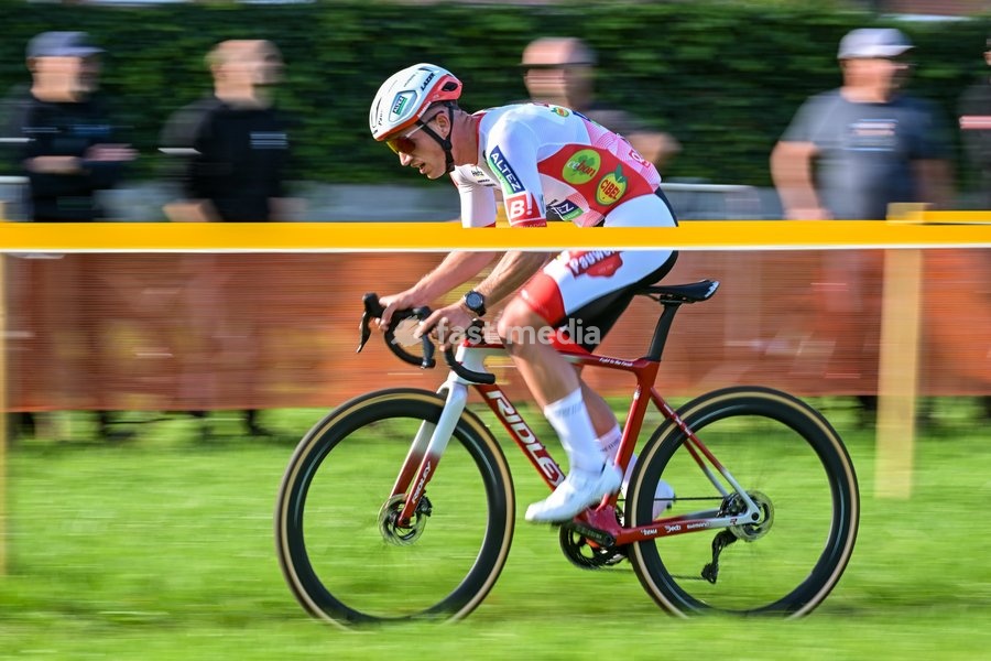 Belgium's Yordi Corsus is pictured in action during the men elite race of the 'Kermiscross' cyclocross cycling event, on Thursday 15 October 2026, in Ardooie