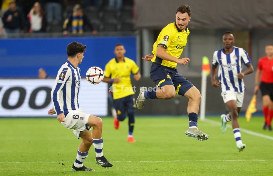 Sociedad's Jon Martin and Union's Mateo Biondic fight for the ball during a soccer game between Belgian Royale Union Saint-Gilloise and Spanish Real Sociedad, Thursday 15 October 2026 in Leuven, the 2nd match of the UEFA Europa League league phase