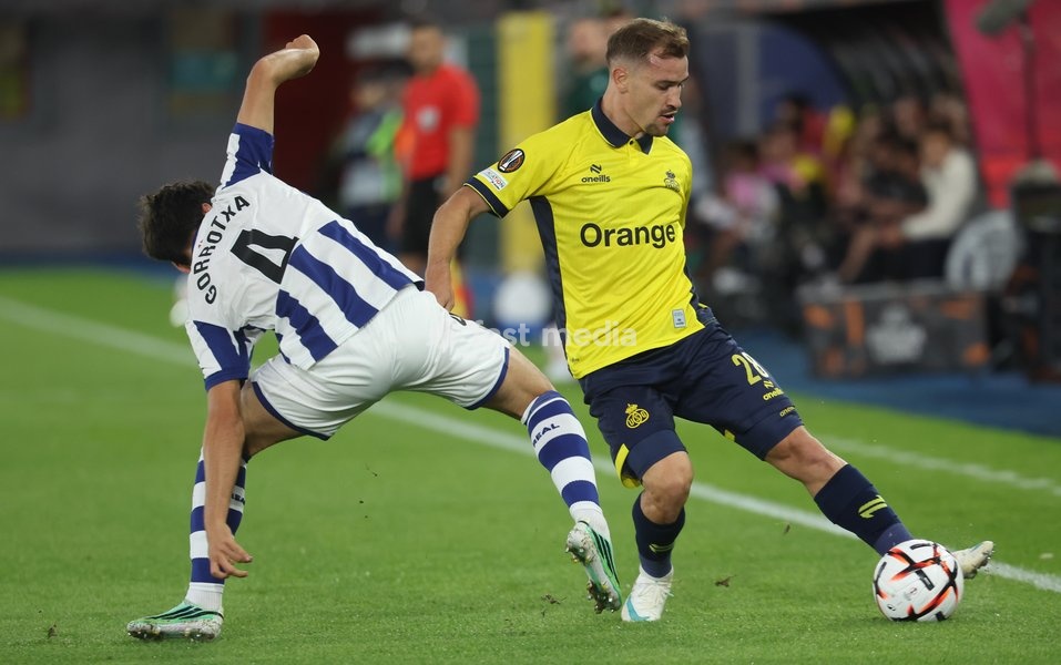 Sociedad's Jon Gorrotxategi and Union’s Darius Olaru fight for the ball during a soccer game between Belgian Royale Union Saint-Gilloise and Spanish Real Sociedad, Thursday 15 October 2026 in Leuven, the 2nd match of the UEFA Europa League league phase