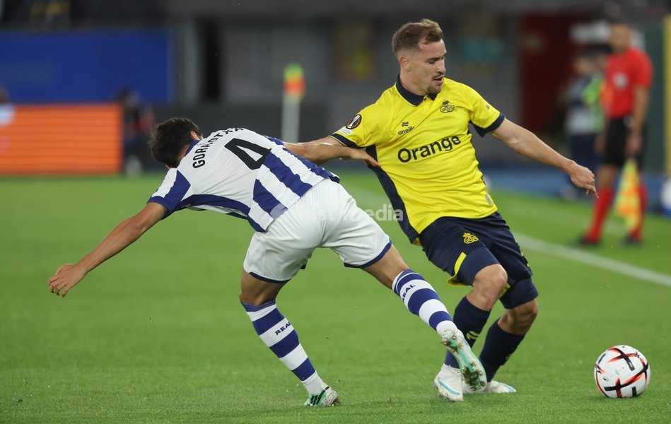 Sociedad's Jon Gorrotxategi and Union’s Darius Olaru fight for the ball during a soccer game between Belgian Royale Union Saint-Gilloise and Spanish Real Sociedad, Thursday 15 October 2026 in Leuven, the 2nd match of the UEFA Europa League league phase