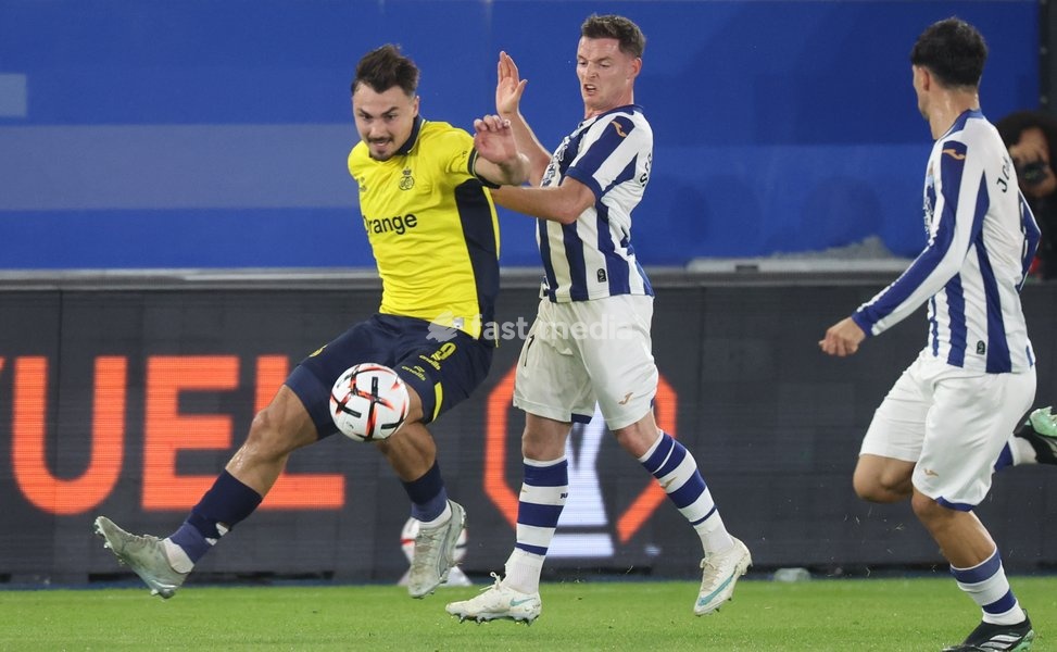 Union's Mateo Biondic and Sociedad's Sergio Gomez fight for the ball during a soccer game between Belgian Royale Union Saint-Gilloise and Spanish Real Sociedad, Thursday 15 October 2026 in Leuven, the 2nd match of the UEFA Europa League league phase
