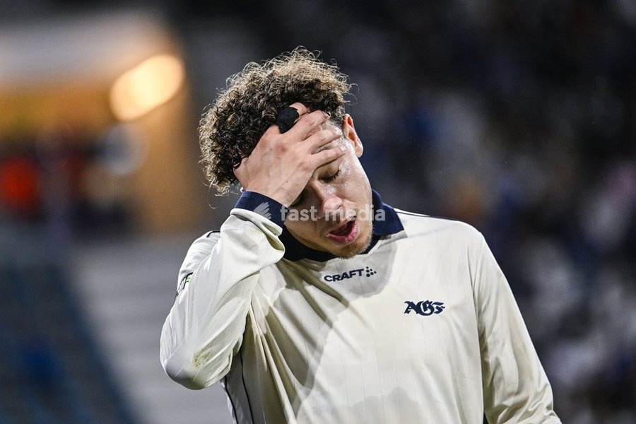 Aarhus' Mikael Anderson leaves the pitch after being injured during a soccer game between Belgian KAA Gent and Danish Aarhus GF, Thursday 15 October 2026 in Gent, the opening match of the UEFA Conference League league phase