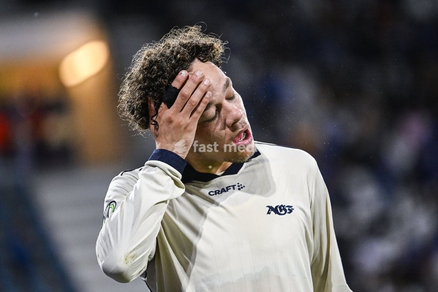 Aarhus' Mikael Anderson leaves the pitch after being injured during a soccer game between Belgian KAA Gent and Danish Aarhus GF, Thursday 15 October 2026 in Gent, the opening match of the UEFA Conference League league phase