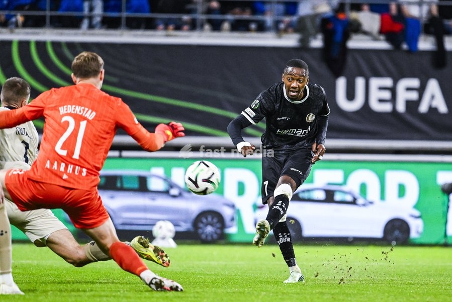 Aarhus' goalkeeper Mads Hedenstad Christiansen and Gent's Michel-Ange Sumai Balikwisha pictured in action during a soccer game between Belgian KAA Gent and Danish Aarhus GF, Thursday 15 October 2026 in Gent, the opening match of the UEFA Conference League league phase