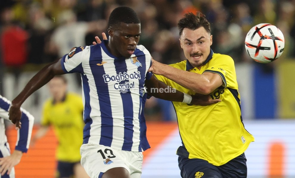 Sociedad's Mamadou Sarr and Union's Mateo Biondic fight for the ball during a soccer game between Belgian Royale Union Saint-Gilloise and Spanish Real Sociedad, Thursday 15 October 2026 in Leuven, the 2nd match of the UEFA Europa League league phase