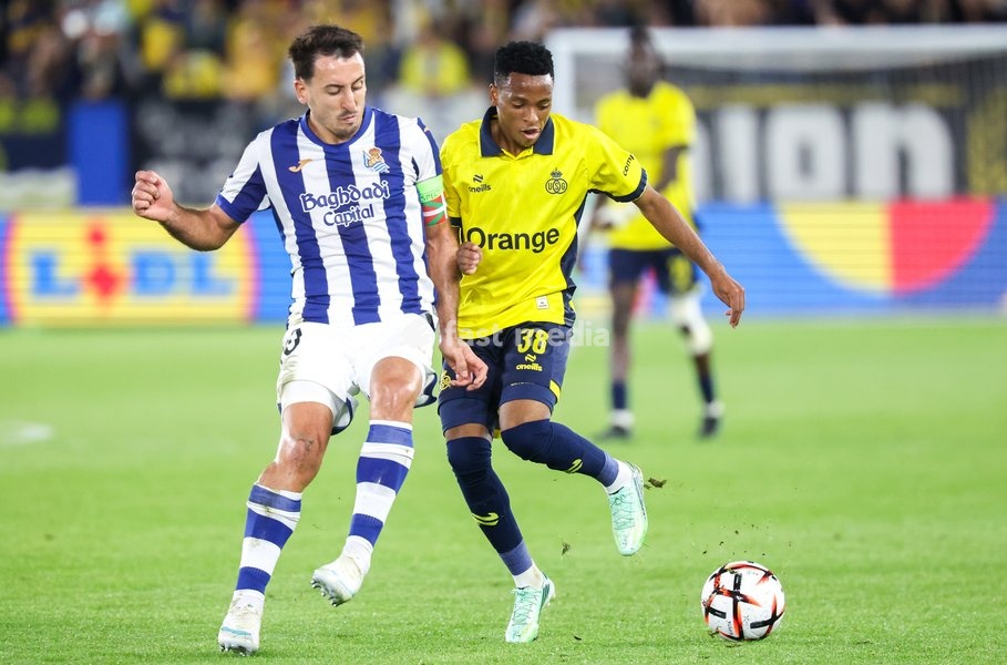 Sociedad's Mikel Oyarzabal and Union's Relebohile Mofokeng fight for the ball during a soccer game between Belgian Royale Union Saint-Gilloise and Spanish Real Sociedad, Thursday 15 October 2026 in Leuven, the 2nd match of the UEFA Europa League league phase