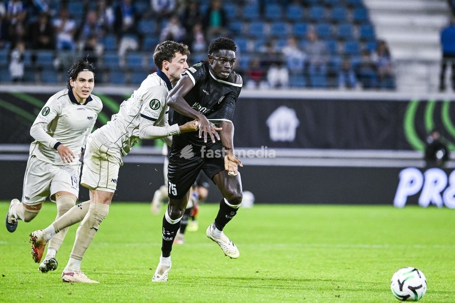 Aarhus' Jacob Andersen and Gent's Ibrahima Cisse pictured in action during a soccer game between Belgian KAA Gent and Danish Aarhus GF, Thursday 15 October 2026 in Gent, the opening match of the UEFA Conference League league phase