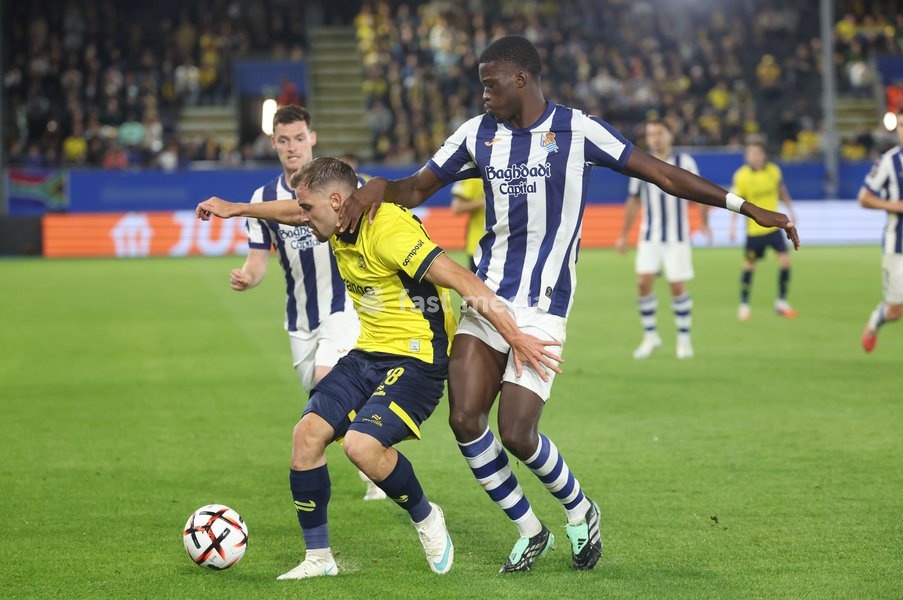 Union’s Darius Olaru and Sociedad's Mamadou Sarr fight for the ball during a soccer game between Belgian Royale Union Saint-Gilloise and Spanish Real Sociedad, Thursday 15 October 2026 in Leuven, the 2nd match of the UEFA Europa League league phase