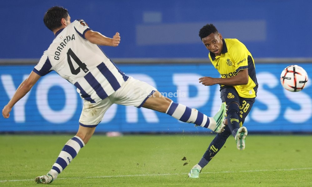 Sociedad's Jon Gorrotxategi and Union's Relebohile Mofokeng fight for the ball during a soccer game between Belgian Royale Union Saint-Gilloise and Spanish Real Sociedad, Thursday 15 October 2026 in Leuven, the 2nd match of the UEFA Europa League league phase