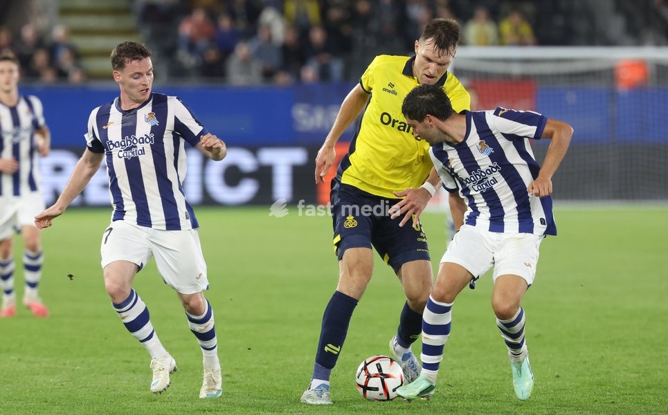 Union’s Nikki Havenaar and Sociedad's Jon Gorrotxategi fight for the ball during a soccer game between Belgian Royale Union Saint-Gilloise and Spanish Real Sociedad, Thursday 15 October 2026 in Leuven, the 2nd match of the UEFA Europa League league phase